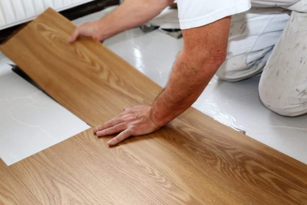 mẹo thi công sàn nhựa tự dính giả gỗ bền và đẹp - tư vấn từ chuyên gia
